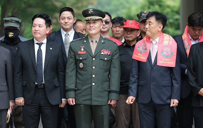 박정훈 전 해병대 수사단장(대령)이 6월27일 서울 서초구 서울중앙지방법원에서 열린 '항명·상관 명예훼손 혐의' 2심 속행 공판 출석에 앞서 기자회견에 참석하고 있다. ⓒ연합뉴스