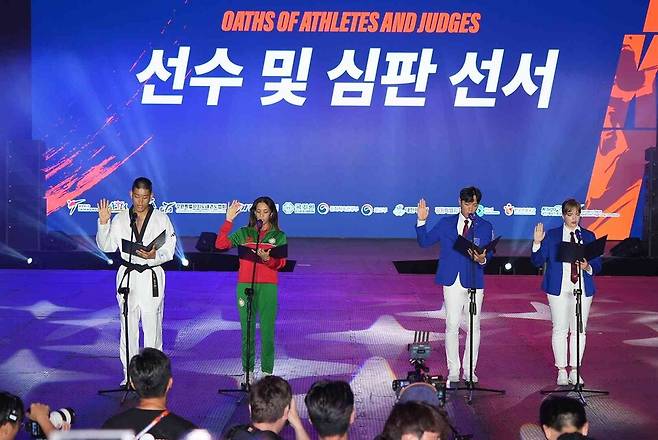 지난 8일 송암스포츠타운 에어돔경기장에서 열린 '2025 세계태권도문화축제'와 '춘천코리아오픈국제태권도대회' 공동환영식에서 선수 및 심판들이 선서하고 있다. ⓒ 춘천시청 제공