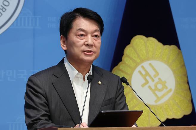 국민의힘 혁신위원장을 맡았던 안철수 의원이 7월7일 서울 여의도 국회 소통관에서 위원장을 사퇴하고 전당대회 출마 의사를 밝히는 기자회견을 하고 있다. ⓒ연합뉴스