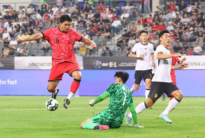 한국대표팀 주민규(왼쪽)가 7일 용인미르스타디움에서 열린 중국과 E-1 챔피언십 1차전에서 상대 수비진을 헤집고 문전 쇄도하고 있다. 용인｜뉴시스