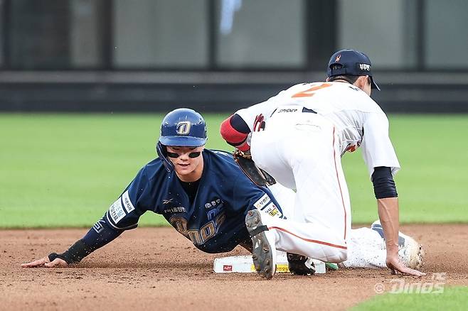 NC 김주원(왼쪽)은 올해 전반기가 끝나기 전 20도루에 성공하며 빼어난 주루를 과시하고 있다. 그는 후반기 페이스를 높여 구단 역대 2번째 도루왕을 노려본다. 사진제공|NC 다이노스