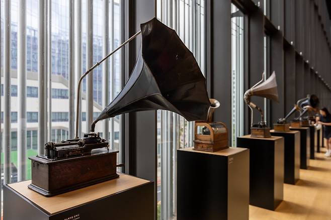 오디움에서 전시하고 있는 19세기 축음기들.  오디움은 100여년의 오디오 발전 역사를 한눈에 볼 수 있는 방대한 빈티지 오디오 컬렉션을 자랑한다     사진제공｜서울관광재단