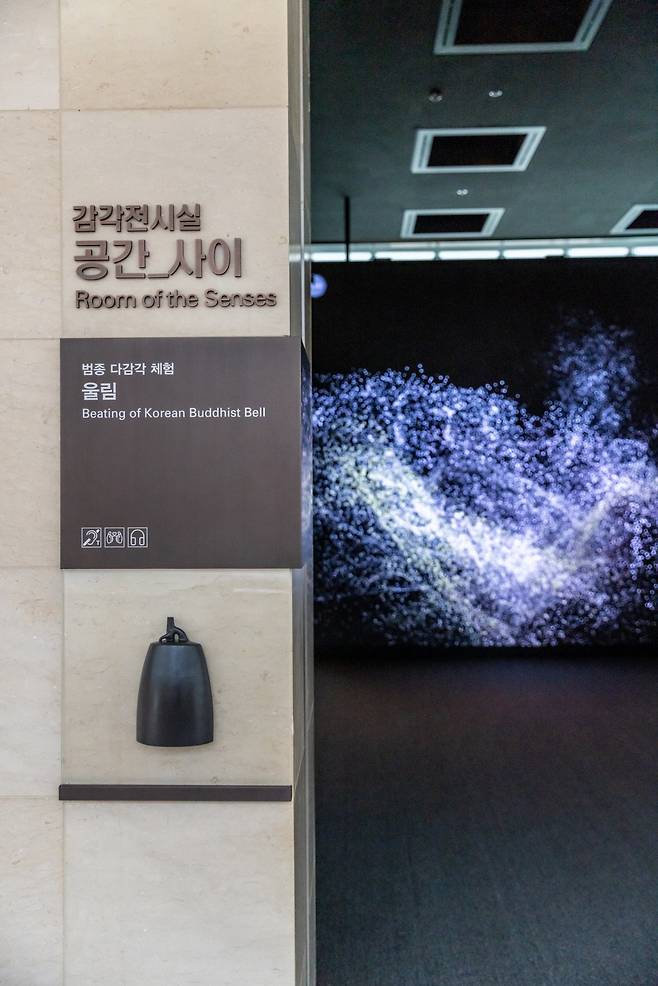 국립중앙박물관이 최근 조성한 소리 테마의 전시공간 ‘공간_사이’. 한국의 범종 소리를 주제로 시각, 청각, 촉각 등 다양한 감각으로 즐길 수 있도록 공간을 구성했다 사진제공｜서울관광재단