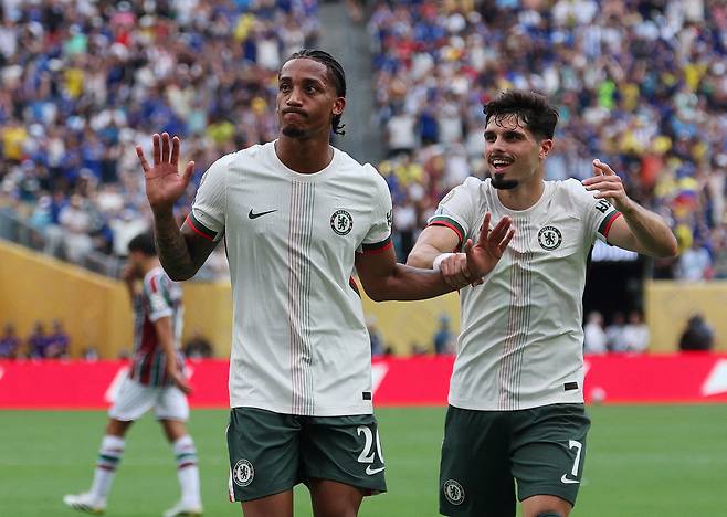 주앙 페드루가 9일 선취골을 넣은 뒤 세리머니를 자제하는 제스처를 취하고 있다. 로이터