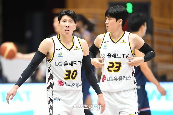 두경민(왼쪽)과 전성현 | KBL 제공
