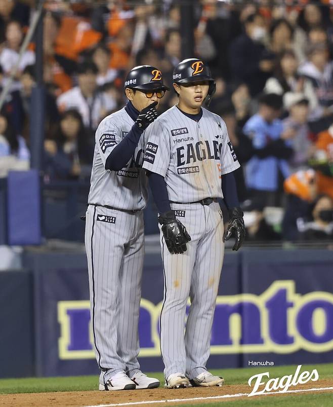 ▲ 8일 대전 KIA전에서 1회 좋은 주루 플레이로 팀 분위기를 살린 이원석과 김재걸 코치 ⓒ한화이글스