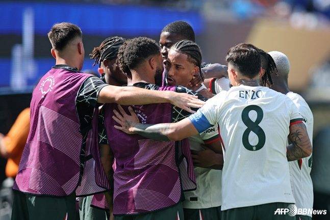 첼시 선수들이 9일 오전 4시(한국시간) 미국 뉴저지주 이스트 러더퍼드의 메트라이프 스타디움에서 열린 2025 국제축구연맹(FIFA) 클럽월드컵 플루미넨시전에서 득점을 터트린 주앙 페드루(가운데 레게머리)를 축하하고 있다. /AFPBBNews=뉴스1