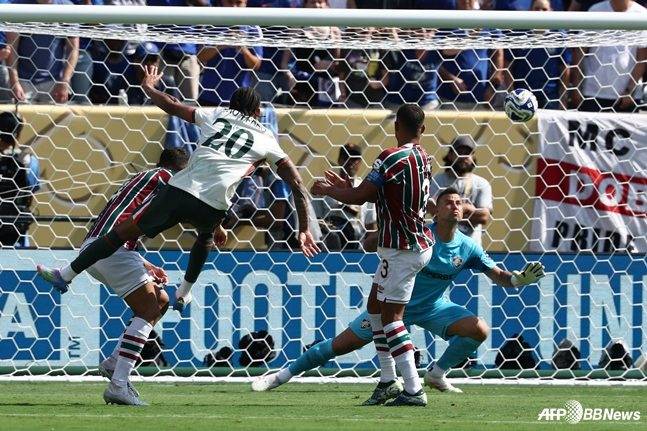 주앙 페드루(20번)의 9일 오전 4시(한국시간) 미국 뉴저지주 이스트 러더퍼드의 메트라이프 스타디움에서 열린 2025 국제축구연맹(FIFA) 클럽월드컵 플루미넨시전 슈팅이 오른쪽 골문 구석으로 향하고 있다. /AFPBBNews=뉴스1