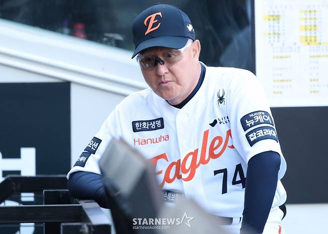 [포토] 김경문 감독 '오늘 연승 할 상인가'