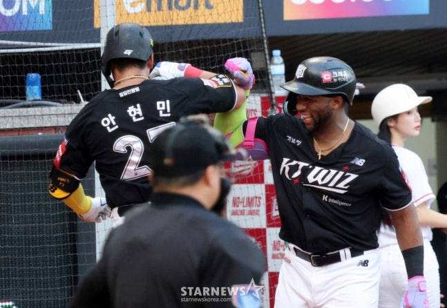 KT 안현민(왼쪽)이 9일 SSG전 3회말 홈런을 날리고 로하스와 하이파이브를 하고 있다. /사진=강영조 선임기자