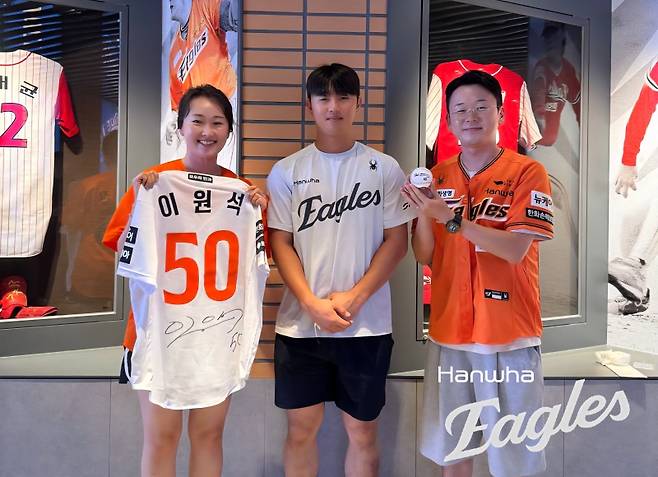 한화 이글스 이원석은 6월 11일 대전 한화생명 볼파크에서 열린 2025 신한 SOL Bank KBO리그 두산 베어스와의 홈경기에서 1번타자 겸 중견수로 선발 출전해 두산 선발 최원 중 상대 데뷔 첫 그랜드슬램을 터뜨렸다. 이원석의 시즌 2호 홈런이자 신구장에서 나온 첫 만루홈런. 이원석과 팬 한혜원 씨(왼), 권순영 씨(오)가 포즈를 취하고 있다. 한화 이글스