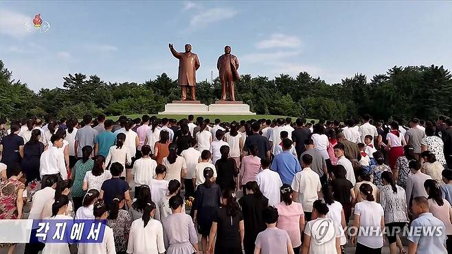 북한 각지 주민들, 김일성 31주기 추모 (서울=연합뉴스) 북한 각지 주민들이 김일성 주석 사망 31주기(7.8일)를 맞아 각 도 소재지와 시에 있는 김일성·김정일 동상을 찾아 추모했다고 조선중앙TV가 8일 보도했다. [조선중앙TV 화면] 2025.7.8 
    [국내에서만 사용가능. 재배포 금지. For Use Only in the Republic of Korea. No Redistribution] nkphoto@yna.co.kr