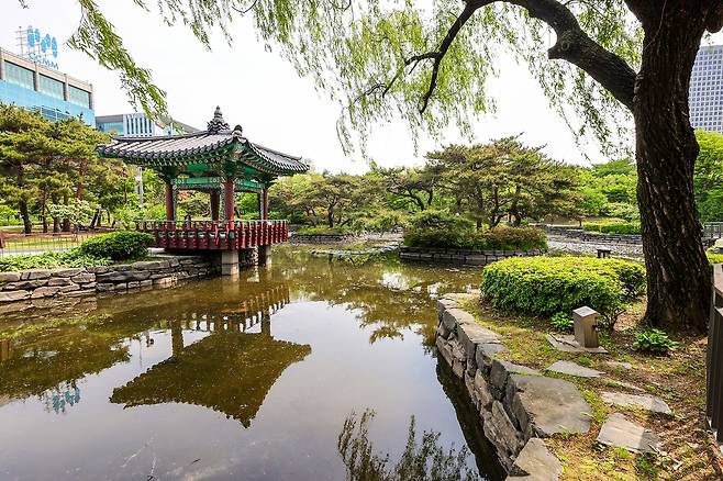 공원 내 연못인 '지당'과 정자 '사모정' [사진/임헌정 기자]