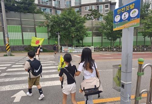 "어린이가 건너고 있어요" [당진시 제공. 재판매 및 DB 금지]