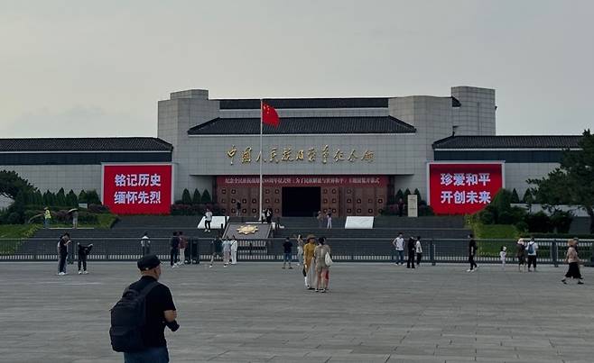 베이징에 있는 중국인민항일전쟁기념관     (베이징=연합뉴스) 정성조 특파원 = 8일 재개장한 중국 베이징 중국인민항일전쟁기념관을 찾은 베이징 시민들의 모습. 2025.7.9 xing@yna.co.kr