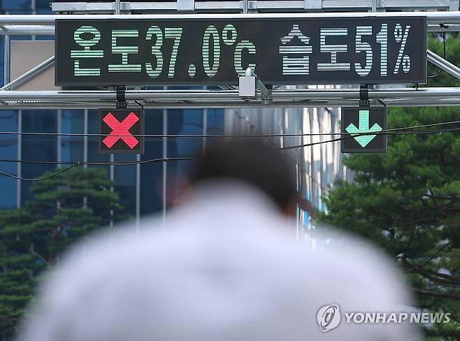 어깨 축 처지게 만드는 요즘 더위 (서울=연합뉴스) 김도훈 기자 = 서울 기온이 근대적인 기상관측을 시작한 이래 7월 상순 기온으론 역대 최고치를 기록한 8일 서울 시내의 한 스크린에 '온도 37도'가 표시돼 있다. 2025.7.8 superdoo82@yna.co.kr