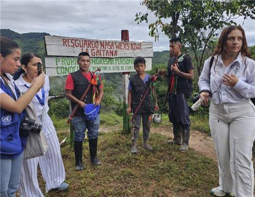 나사족 보호구역 지키는 자경단의 입소 의식 (플로렌시아<콜롬비아>=연합뉴스) 강성철 기자 = 코이카와 IOM 관계자들이 5일 콜롬비아 남부 카케타주 플로렌시아시 보호구역 입구에서 나사족 자경단의 입소 의식에 참여하고 있다. 2025.7.5 wakaru@yna.co.kr