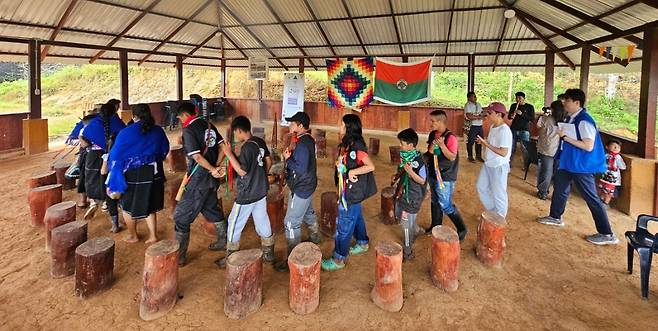 나사족 전통의 방문객 환영 의례 (플로렌시아<콜롬비아>=연합뉴스) 강성철 기자 = 나사족 공동체의 구심점인 '생각의 집'에서 외부인을 환영하는 전통 의례에 참여한 주민과 방문객. 2025.7.5 wakaru@yna.co.kr