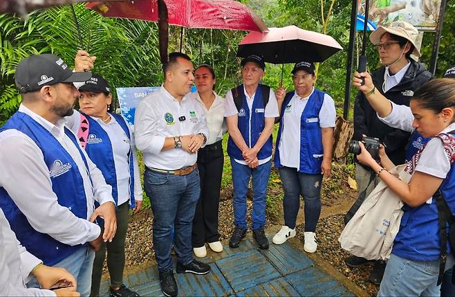 '기억의 길'을 소개하는 오르타 시장 (프라과<콜롬비아>=연합뉴스) 강성철 기자 = 코이카와 IOM 관계자에게 '기억의 길' 운영에 관해 소개하는 오르타 프라과시 시장. 2025.7.6 wakaru@yna.co.kr