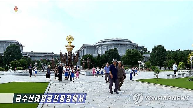 김일성 31주기에 금수산태양궁전광장 찾은 북한 주민들 (서울=연합뉴스) 북한 김일성 주석 사망 31주기(7.8일)를 맞아 각계층 근로자들과 청소년 학생들, 인민군 군인들이 금수산태양궁전광장을 찾아 추모했다고 조선중앙TV가 8일 보도했다. [조선중앙TV 화면] 2025.7.8 
    [국내에서만 사용가능. 재배포 금지. For Use Only in the Republic of Korea. No Redistribution] nkphoto@yna.co.kr