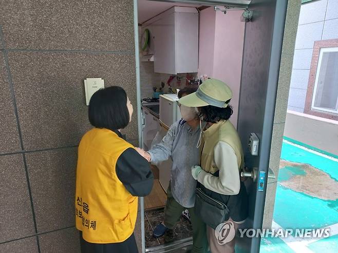 울주군, 고독사 방지위해 건강음료 배달 (울산=연합뉴스) 울주군은 고독사를 방지하기 위해 12일부터 취약계층 가구에 정기적으로 건강음료를 배달하며 안부를 살피기로 했다. 2023.4.12 [울주군 제공.재판매 및 DB 금지] leeyoo@yna.co.kr