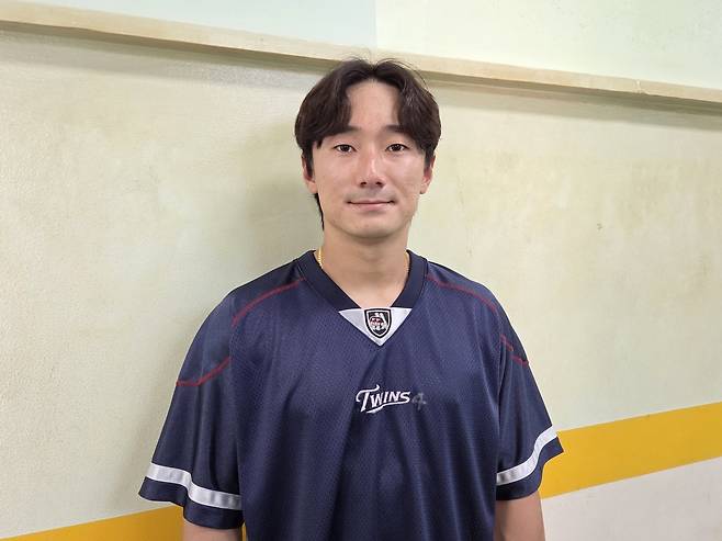 인터뷰하는 신민재 (서울=연합뉴스) 하남직 기자 = LG 신민재가 8일 서울시 잠실구장에서 취재진과 인터뷰하고 있다.