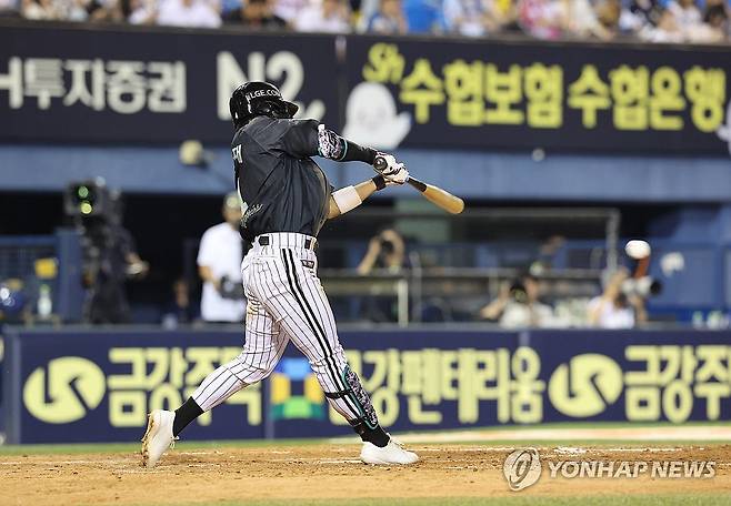 신민재 '역전의 주인공' (서울=연합뉴스) 임화영 기자 = 18일 서울 잠실야구장에서 열린 프로야구 NC 다이노스와 LG 트윈스의 경기.
    5회말 무사 만루 LG 신민재가 2타점 역전타를 치고 있다. 2025.6.18 hwayoung7@yna.co.kr