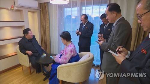 북한 리춘히 아나운서 고급주택에 설치된 에어컨 (서울=연합뉴스) 김정은 북한 국무위원장이 지난 13일 평양 보통강 강안(강변) 다락식(테라스식) 주택구에 있는 새집을 리춘히 조선중앙TV 아나운서에게 선물했다고 14일 조선중앙TV가 보도했다. 방마다 벽걸이형 에어컨이 설치돼 있다. [조선중앙TV 화면] 2022.4.14 
    [국내에서만 사용가능. 재배포 금지. For Use Only in the Republic of Korea. No Redistribution]
    nkphoto@yna.co.kr