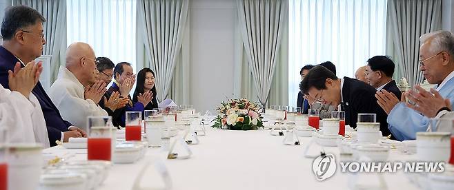 인사하는 이재명 대통령 (서울=연합뉴스) 한상균 기자 = 이재명 대통령이 9일 용산 대통령실에서 종교 지도자들과 오찬에 앞서 참석자들에게 인사하고 있다. 2025.7.9 xyz@yna.co.kr