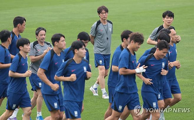 선수들 지켜보는 홍명보 감독 (성남=연합뉴스) 김인철 기자 = 홍명보 한국 축구대표팀 감독이 6일 경기도 성남시 중원구 성남종합운동장에서 2025년 동아시아축구연맹(EAFF) E-1 챔피언십(동아시안컵) 1차전 중국과의 경기를 앞두고 훈련 중인 선수들을 지켜보고 있다. 2025.7.6 yatoya@yna.co.kr