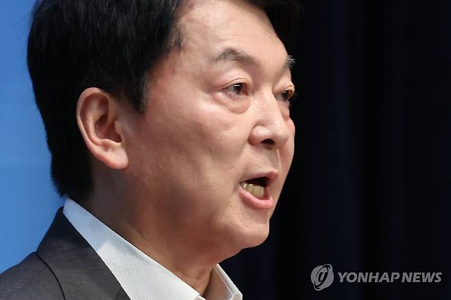 혁신위 거부, 전대 출마 의사 밝히는 안철수 의원 (서울=연합뉴스) 김주성 기자 = 국민의힘 혁신위원장을 맡은 안철수 의원이 7일 서울 여의도 국회 소통관에서 위원장을 사퇴하고 전당대회 출마 의사를 밝히는 기자회견을 하고 있다. 2025.7.7 utzza@yna.co.kr