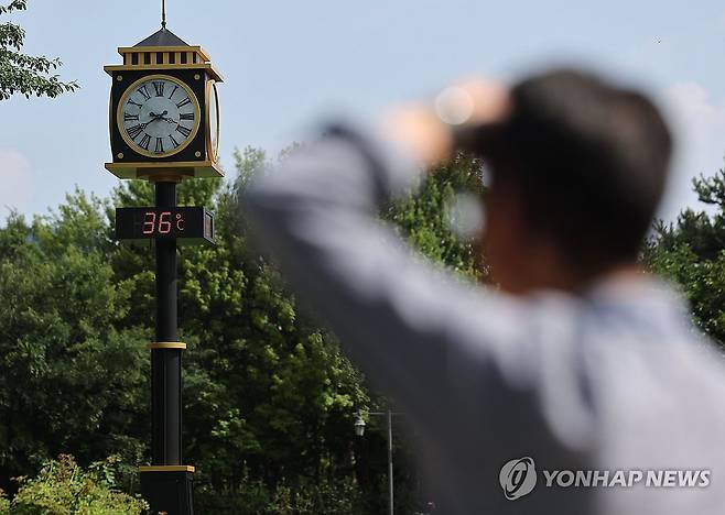 폭염 계속 (서울=연합뉴스) 류영석 기자 = 폭염이 계속되는 9일 서울 서초구 몽마르뜨 공원에 설치된 온도계에 현재 기온이 표시되고 있다. 2025.7.9 ondol@yna.co.kr