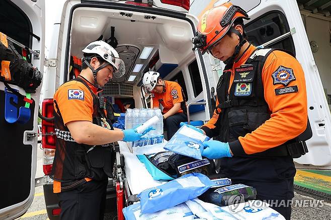 폭염 대비 구급 물품 점검하는 119구급대 (인천=연합뉴스) 임순석 기자 = 연일 폭염이 이어지고 있는 9일 인천 부평구 부평소방서에서 119구급대원들이 온열질환자 발생에 대비해 아이스팩, 생리식염수 등 폭염 대비 물품을 점검하고 있다. 2025.7.9 soonseok02@yna.co.kr