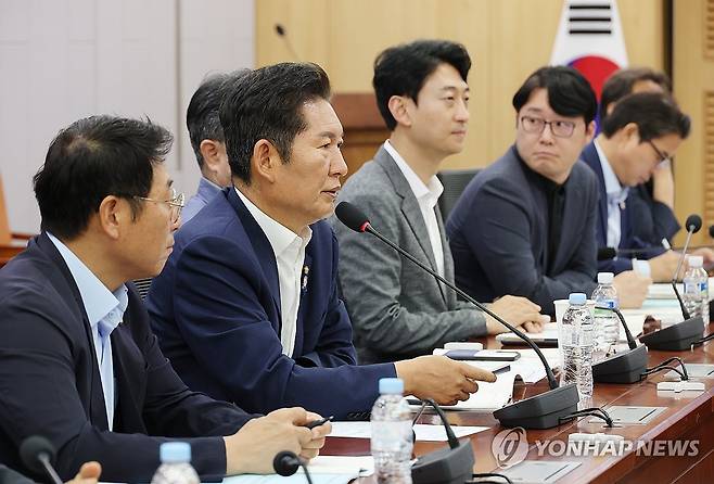 발언하는 정청래 의원 (서울=연합뉴스) 박동주 기자 = 더불어민주당 당 대표 선거에 출마한 정청래 의원이 9일 서울 여의도 국회 의원회관에서 열린 당원 주권 정당개혁 토론회에서 발언하고 있다. 2025.7.9 pdj6635@yna.co.kr