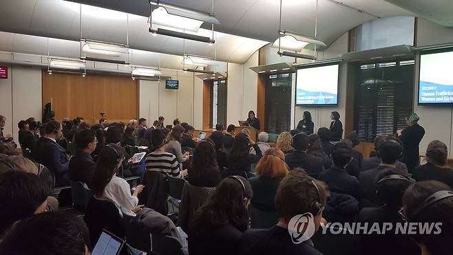 영국 의회서 북한 여성 인권 유린 증언 (런던=연합뉴스) 황정우 특파원 = 영국 의회에서 북한 여성 인권 유린을 고발하는 증언들이 나왔다. 영국 '북한에 관한 초당적의원그룹(APPG)'은 22일(현지시간) 영국 의회에서 '북한 여성 인권 유린의 해결'을 주제로 한 콘퍼런스를 열고 북한 정권의 여성 인권 유린 증언들을 듣고 이에 대한 국제사회의 해결 노력을 논의했다.
    탈북 여성인 최민경씨가 악명높은 전거리 교화소 등에서 겪은 여성으로서, 인간으로서 참기 힘든 고통을 증언하고 있다. 2016.2.22
    jungwoo@yna.co .kr