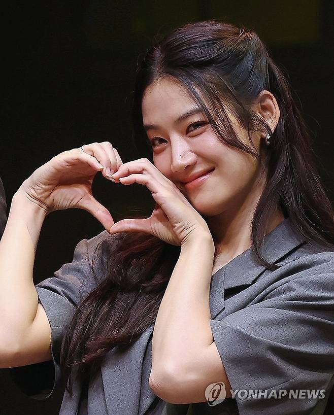 하트 만드는 박주현 (서울=연합뉴스) 이재희 기자 = 배우 박주현이 9일 서울 서초구 예술의전당 CJ토월극장에서 열린 연극 '셰익스피어 인 러브' 기자간담회에서 포즈를 취하고 있다. 2025.7.9 scape@yna.co.kr