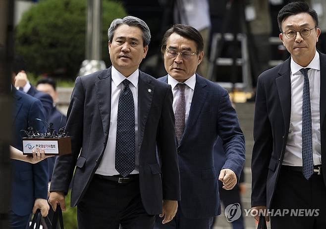 영장실질심사 출석하는 윤석열 전 대통령 변호인단 (서울=연합뉴스) 윤석열 전 대통령 변호인단이 9일 서울 서초구 서울중앙지법에서 열린 윤석열 전 대통령의 영장실질심사에 출석하기 위해 법정으로 향하고 있다. 2025.7.9 [사진공동취재단] photo@yna.co.kr