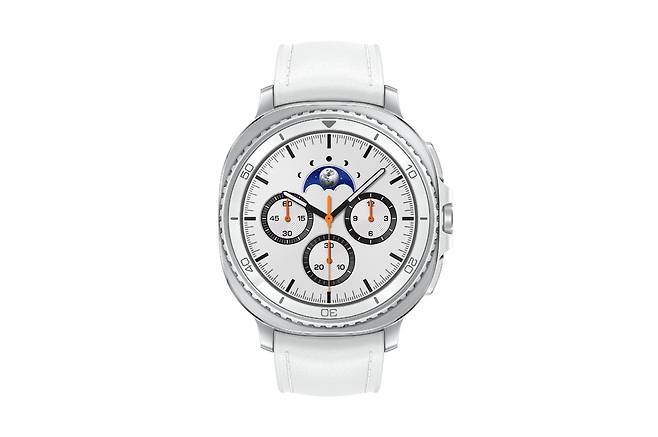 ▲ 갤럭시 워치8 클래식 46mm 화이트 모델 이미지. /사진제공=삼성전자