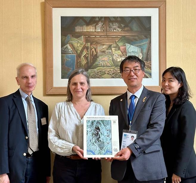 ▲ 특별전 '한양의 수도성곽' 전시협약 체결식 MPR-GGCF (왼쪽부터 장 프랑수아 펠레트 사무총장, 이사벨 워모스 관장) 모습. /사진제공=경기문화재단