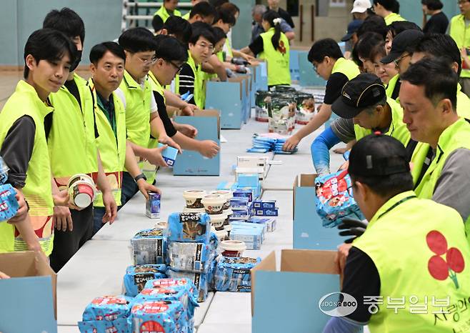 10일 오후 시흥시 시흥체육관에서 열린 우리경기 희망여름 착착착 나눔캠페인에서 경기도 푸드뱅크 관계자들이 여름나기 물품 키트 포장 봉사활동을 하고 있다. 임채운기자