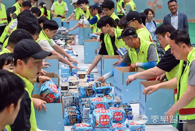 10일 오후 시흥시체육관에서 열린 우리경기 희망여름 착착착 나눔캠페인에서 경기도 푸드뱅크 관계자들이 여름나기 물품 키트 포장 봉사활동을 하고 있다. 임채운기자