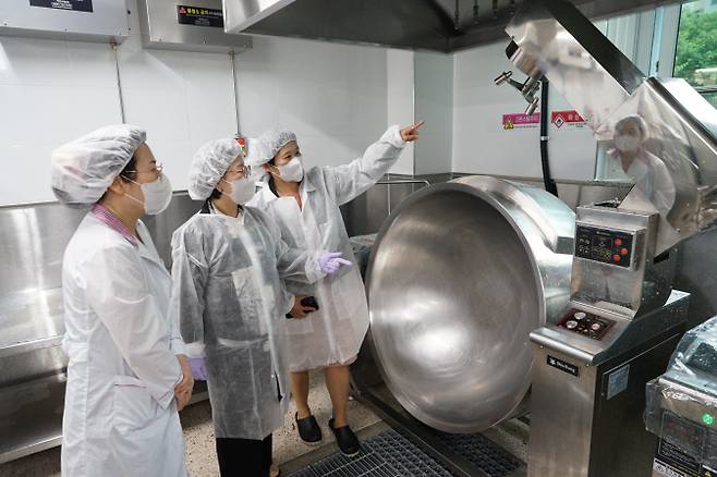 원순자 의정부교육지원청 교육장(가운데)이 지난 5월 30일 자율선택급식을 운영중인 회룡초등학교를 방문해 급식 운영 현황을 점검하고 있다. 사진=경기도교육청