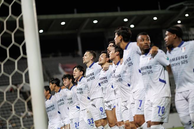 프로축구 K리그2 수원 삼성이 지난달 22일 경남FC와의 원정 경기에서 승리를 거둔 후 서포터스 앞에서 세리머니를 펼치고 있다. 한국프로축구연맹 제공