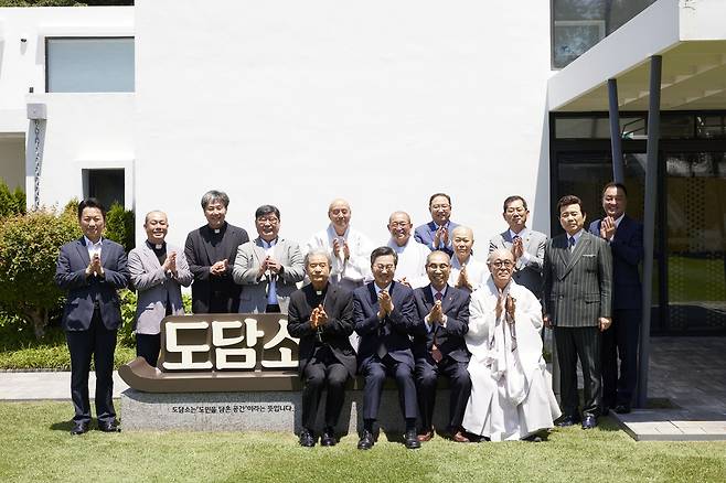 10일 오후 도담소에서 열린 경기도 종교지도자 오찬 간담회에서 김동연 지사가 3대종단 종교지도자, 우수 멘토 표창대상자 등과 기념촬영을 했다. <경기도 제공>