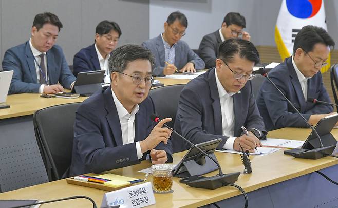 10일 '새 정부 추경예산 대응 민생경제 점검회의'를 주재한 김동연 경기지사. 김태완 기자 lift@kihoilbo.co.kr