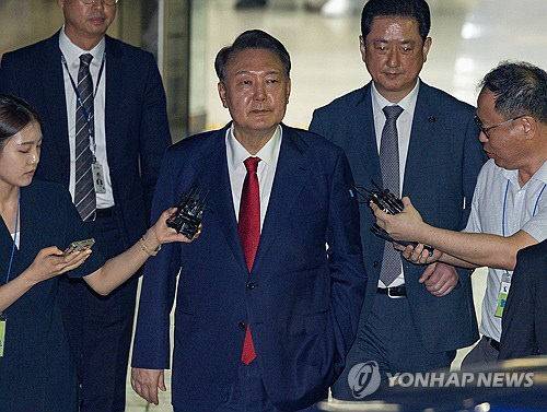 12·3 비상계엄과 관련해 특검의 수사를 받는 윤석열 전 대통령이 9일 서울 서초구 서울중앙지법에서 열린 구속 전 피의자 심문(영장실질심사)이 끝난 뒤 법원을 떠나고 있다. 사진공동취재단