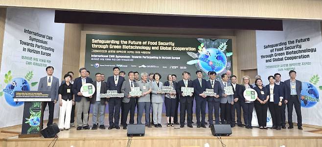 한국수목원정원관리원(이사장 심상택)이 7월 9일부터 11일까지 세종동 국립세종수목원에서 '그린바이오와 글로벌 협력으로 지키는 미래 식량안보'를 주제로 2025년 산림 내 작물 재래원종(CWR) 국제심포지엄을 개최하고 있다. /사진=이은지 기자