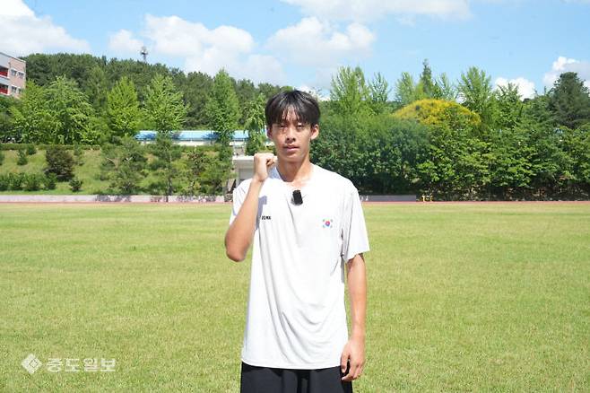 제54회 전국소년체전에서 금메달 2개를 획득한 고현준(대전 송촌중 3)선수가 연습 중 촬영을 위해 포즈를 취하고 있다. 금상진 기자