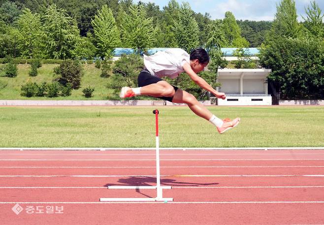 고현준 선수가(대전 송촌중 3) 오후 트랙 연습 중 허들을 뛰어 넘고 있다. 금상진 기자