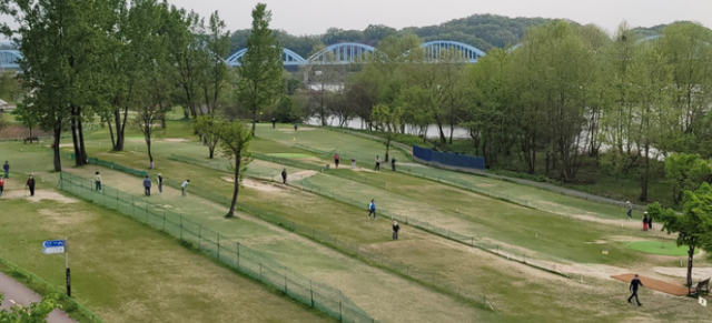 충주호 수변 경관을 배경으로 조성된 충주호파크골프장 전경.사진=김의상 기자